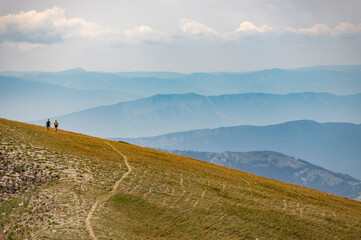 Randonneurs dans un paysage de montagne