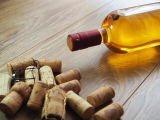 Butelka alkoholu i korki od wina - obrazy, fototapety, plakaty