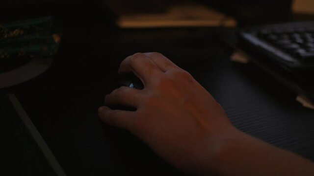 main qui clic sur souris de pc