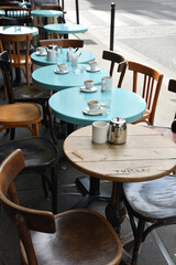 Fototapeta na wymiar Tables de café avec tasses