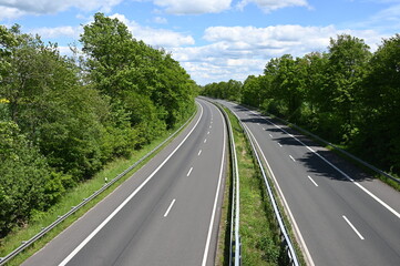 Fototapeta na wymiar Leere Autobahn im Mai