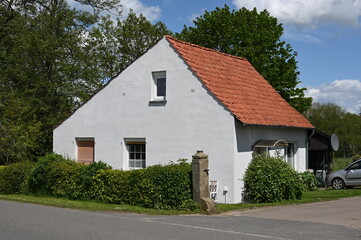 Kleines bescheidenes Wohnhaus aus der Nachkriegszeit
