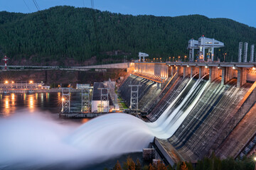 Krasnoyarsk hydroelectric power station-draining water from two locks in the evening to prevent the risk of flooding - obrazy, fototapety, plakaty