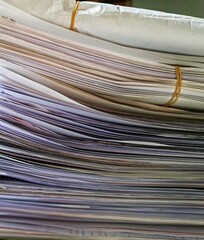Pile de dossiers représentant la lourdeur administrative