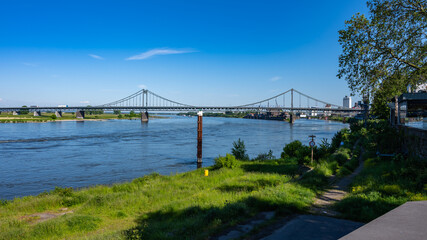 Rheinbrücke Krefeld-Uerdingen zwischen Krefeld und dem Duisburger Stadtteil Mündelheim (NRW)