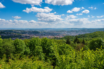 Obraz premium Blick über Landeshauptstadt Stuttgart in Baden-Württemberg
