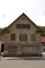 Fototapeta na wymiar Altes markantes Wohnhaus im Ort Mönsheim bei Pforzheim