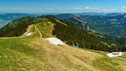 auf dem Weg zur Hohen Kugel sieht man in den Bregenzerwald, zu den verschneiten Bergen und geht...