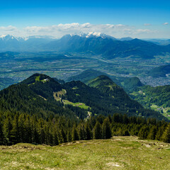 Aussicht von der Hohen Kugel über das Vorarlberger Rheintal mit Dörfern und Städten bis in die Schweiz mit Säntis, Alpstein und Churfirsten. Panorama im sonnigen Frühling mit kleinen Wolken am Himmel 