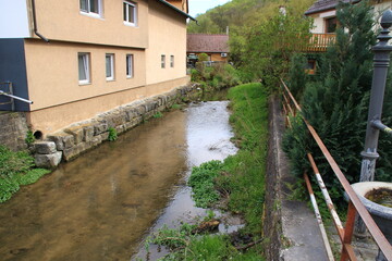 Blick auf den Kreuzbach im Ort Iptingen