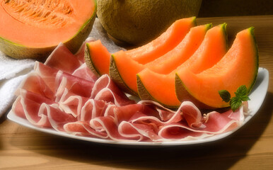 Prosciutto crudo e melo, piatto freddo estivo, fuoco selettivo