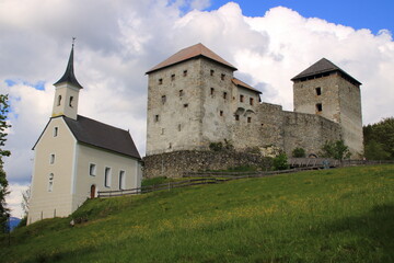 Fototapeta na wymiar Burg und Festung bei Kaprun in Österreich