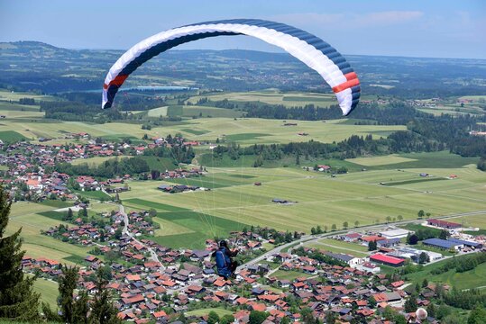 Gleitschirmfliegen, Vorbereirungen, Start und Flug im Allg&auml;u auf der Buchenbergalm