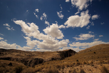 Paisaje estepario con cielo con nubes (cúmulos). Cañón de Almadenes, Cieza (Murcia).