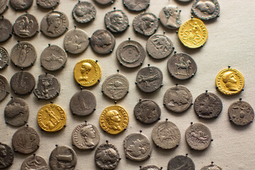 stosy antycznych monet