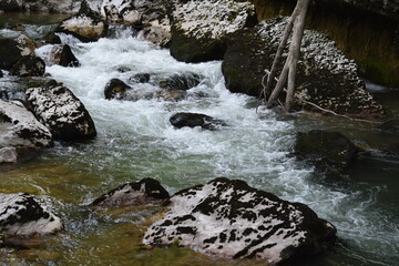 Rivière de montagne eau vive pierre rocher nature montagne Ain région Auvergne Rhône Alpes...