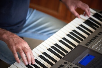 Obraz premium Close-up of a music performer's man hands playing the synthesizer