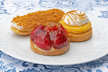 plusieurs pâtisseries individuelle dans une assiette