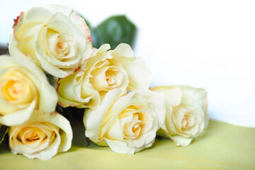 Obraz na płótnie Canvas Beautiful bouquet of light yellow roses. copy space.