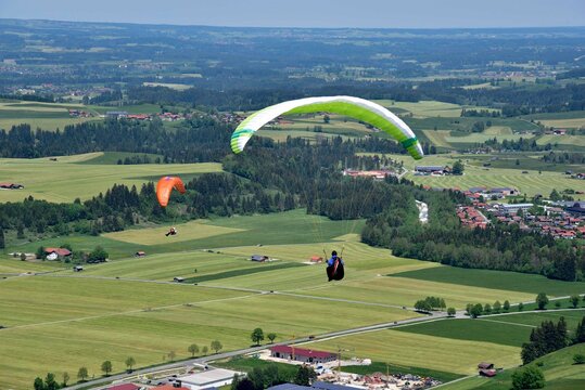 Gleitschirmfliegen im Allg&auml;u auf der Buchenbergalm, Vorbereitungen, Start, Flug.