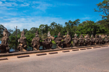 Statuen von Devas auf der Br&uuml;cke nach Angkor Thom. in Kambodscha Aus Stein gearbeitete Krieger und G&ouml;tter
