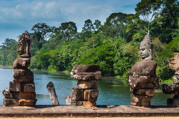 Statuen von Devas auf der Brücke nach Angkor Thom. in Kambodscha Aus Stein gearbeitete Krieger und Götter