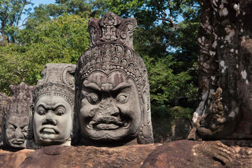 Statuen von Devas auf der Brücke nach Angkor Thom. in Kambodscha Aus Stein gearbeitete Krieger und Götter