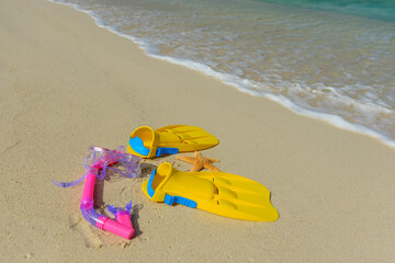 Fototapeta na wymiar Snorkeling gear on the shoreline, beautiful beach in Aruba