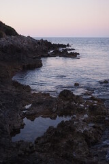 Kamienisty brzeg morza na Krecie wieczorem, Grecja