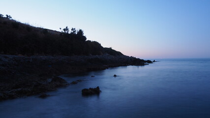Kamienisty brzeg po zachodzie słońca, Kreta, Grecja