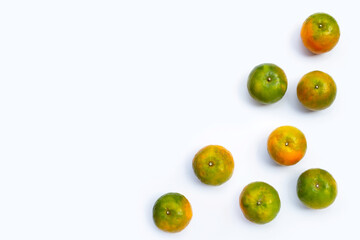 Obraz premium Green tangerines mandarines on white