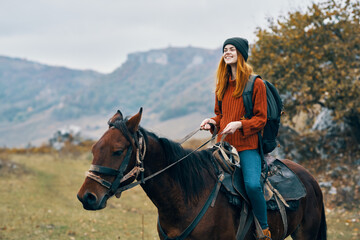 Obraz premium woman hiker ride horse mountains travel fresh air