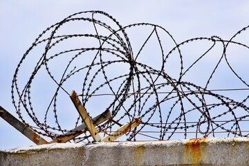 Stacheldraht und Gefängnis