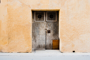 2021 05 29 Marsala wooden door on ocher wall