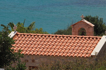 Dach starej małej cerkwi na tle morza, Kreta, Grecja