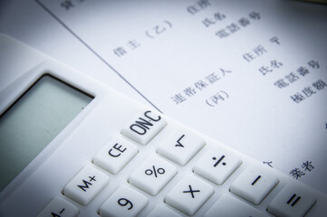 電卓と借金の借用書イメージ