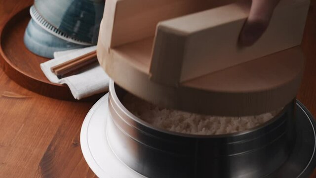 羽釜でご飯を炊く（スローモーション）