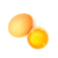 whole and broken hen eggs isolated