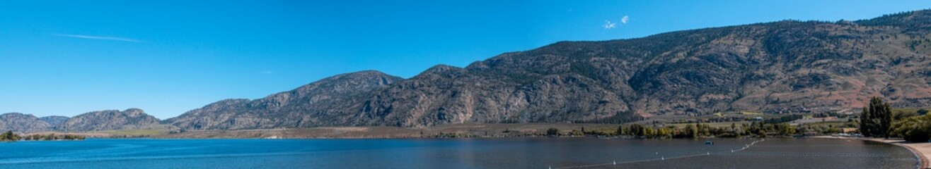 Fototapeta premium Panoramic view of lake with mountains in the background