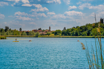segrino 01 - lago del segrino con villaggio sullo sfondo e imbarcazioni
