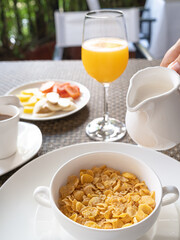 desayuno, en a mañana o merienda en las tar en hotel con fruta fresas melon sandia huevos revueltos tostadas mantequilla con mermelada jugo de mora cereales con yogurt