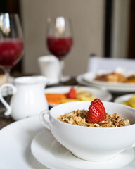 desayuno, en a mañana o merienda en las tar en hotel con fruta fresas melon sandia huevos revueltos tostadas mantequilla con mermelada jugo de mora cereales con yogurt