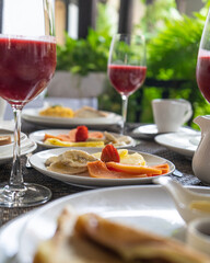 desayuno, en a mañana o merienda en las tar en hotel con fruta fresas melon sandia huevos revueltos tostadas mantequilla con mermelada jugo de mora cereales con yogurt