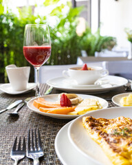 desayuno, en a mañana o merienda en las tar en hotel con fruta fresas melon sandia huevos revueltos tostadas mantequilla con mermelada jugo de mora cereales con yogurt