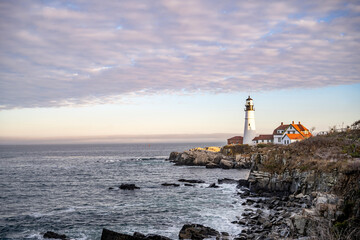 Obraz premium Working lighthouse on the rocky coast of the Atlantic Ocean in Maine
