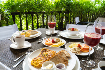 desayuno, en a mañana o merienda en las tar en hotel con fruta fresas melon sandia huevos revueltos tostadas mantequilla con mermelada jugo de mora cereales con yogurt