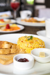 desayuno, en a mañana o merienda en las tar en hotel con fruta fresas melon sandia huevos revueltos tostadas mantequilla con mermelada jugo de mora cereales con yogurt