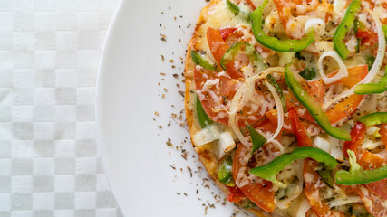 comida deliciosa, fideos, pasta, pizza, sandwich cafeteria, con jugo natural y postre de vainilla o chocolate, platos blancos ensalda capresse, albahaca queso hamburguesa, brownie, galleta de chocolat