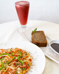comida deliciosa, fideos, pasta, pizza, sandwich cafeteria, con jugo natural y postre de vainilla o chocolate, platos blancos ensalda capresse, albahaca queso hamburguesa, brownie, galleta de chocolat