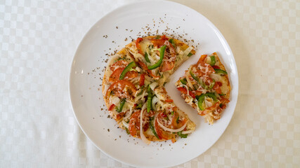 comida deliciosa, fideos, pasta, pizza, sandwich cafeteria, con jugo natural y postre de vainilla o chocolate, platos blancos ensalda capresse, albahaca queso hamburguesa, brownie, galleta de chocolat